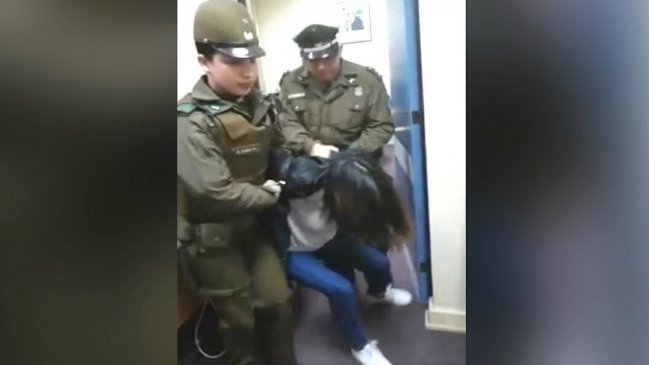 Carabineros desalojó a funcionarias que tomaron oficinas en Hospital de Ancud