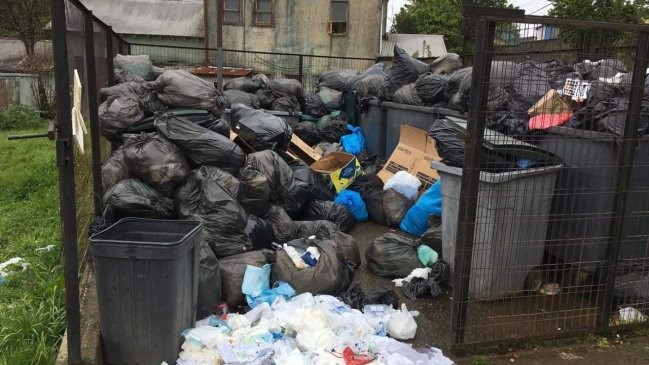 Encuentran basura hospitalaria a orillas de la calle en Ancud