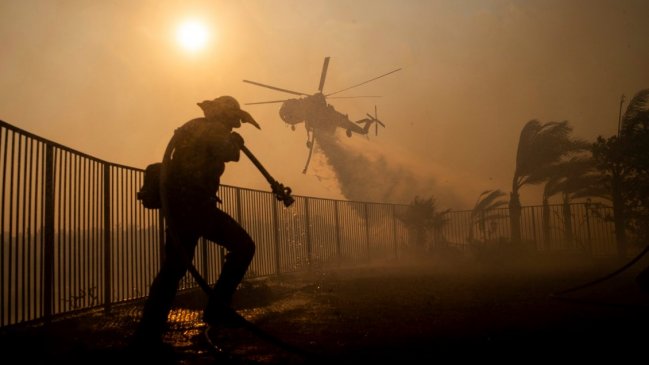 Incendios forestales en California obligan a evacuar 100.000 viviendas