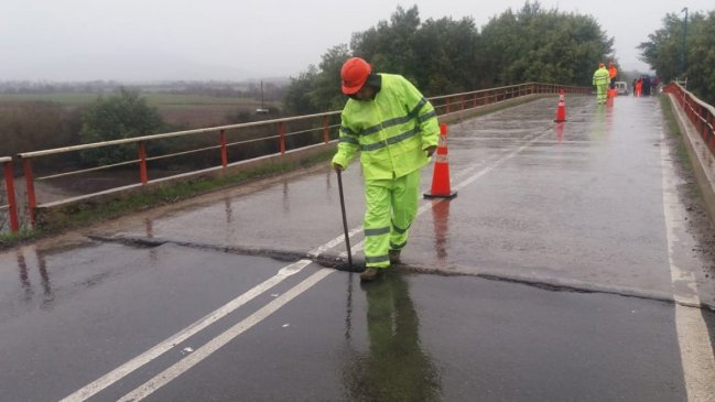 Nuevo retraso en reconstrucción de puente en riesgo del Maule generó fuertes críticas