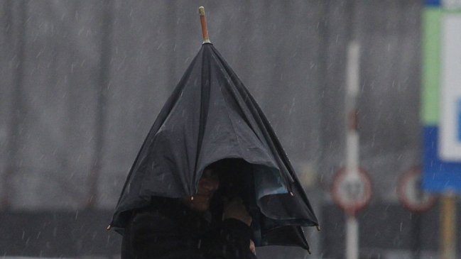 Viento puelche deja a 50 mil clientes sin luz en La Araucanía