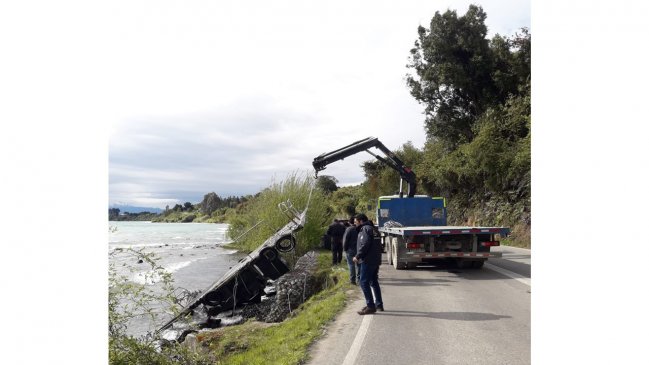 Viento puelche arrastró cinco balsas jaulas hasta orillas de una playa en lago Llanquihue