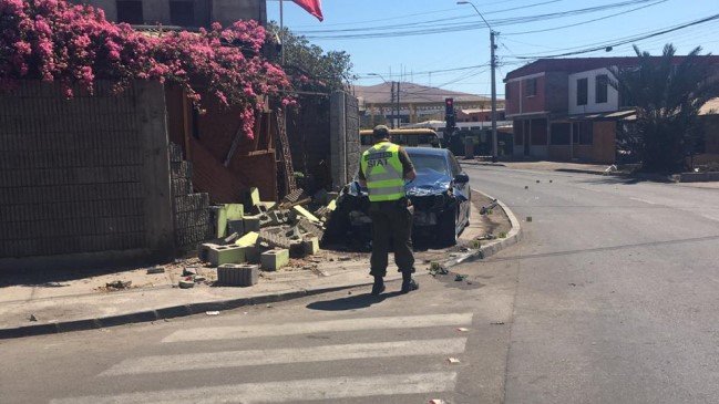 Descontrolada carrera terminó con un hombre en riesgo vital y una casa destruida en Arica