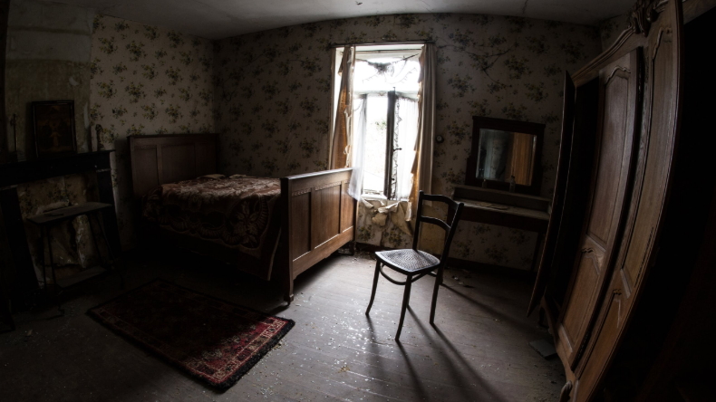 Joven lleva encerrada 16 años en su casa sin luz ni agua