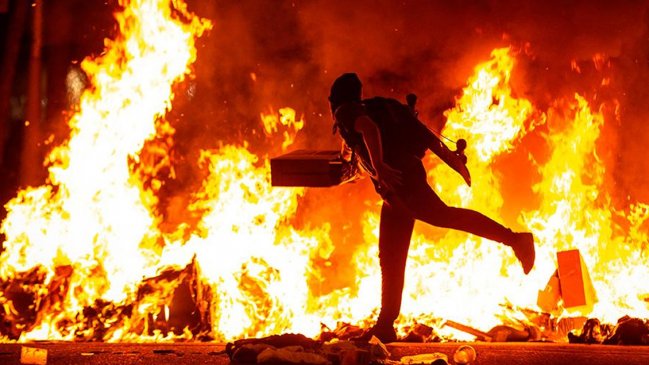  Noche de caos y fuego en Cataluña: 74 heridos y 30 detenidos  