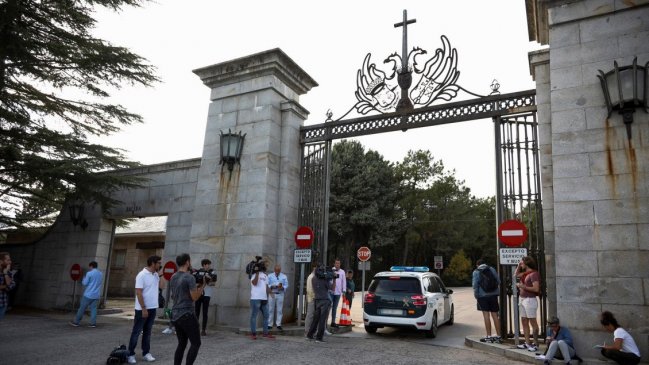 Gobierno español propone a familia de Franco trasladar sus restos en helicóptero