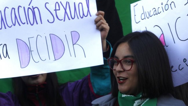 Parlamento polaco debate penas de prisión por impartir educación sexual