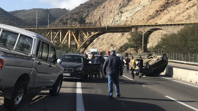 Accidente múltiple en camino Troncal Sur complica tránsito a Viña del Mar