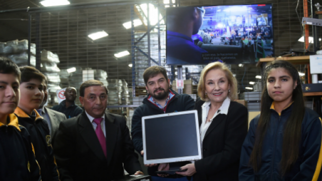La Araucanía: Entregan 900 computadores rearmados y con baterías recicladas a colegios vulnerables