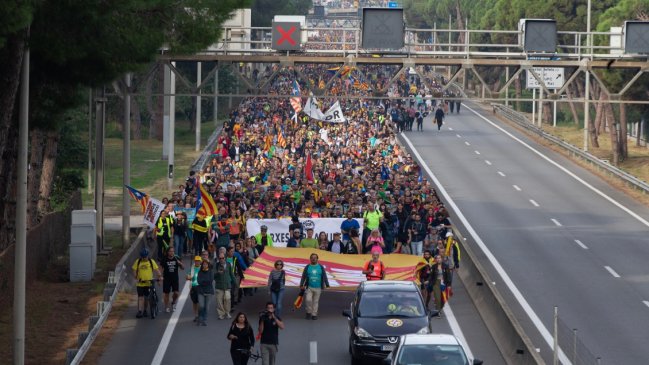  Cataluña vive huelga general tras otra noche de altercados  