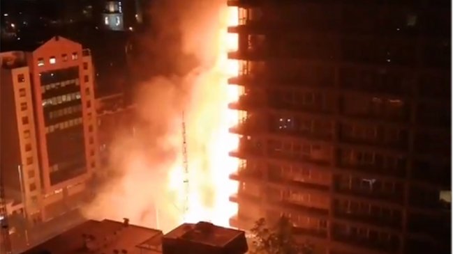 Incendio afecta al edificio de Enel en el centro de Santiago