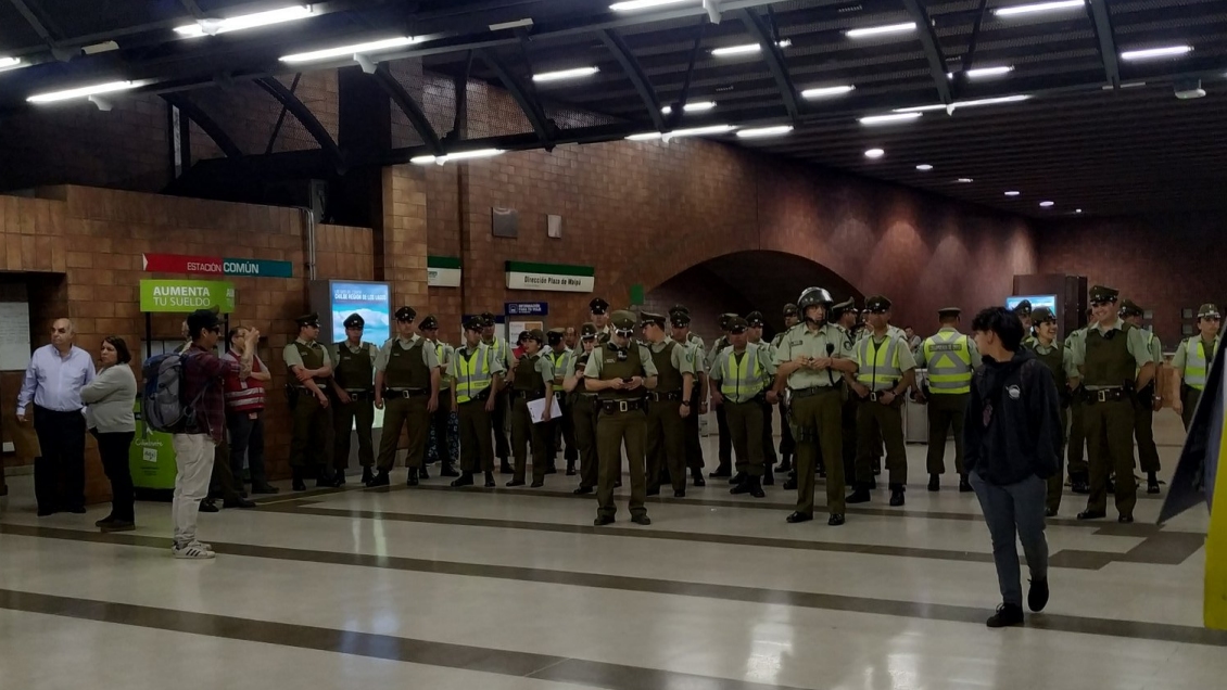 Ola evasiva en el Metro obliga a Carabineros a redestinar funcionarios