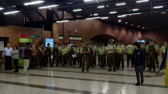 Ola evasiva en el Metro obliga a Carabineros a redestinar funcionarios