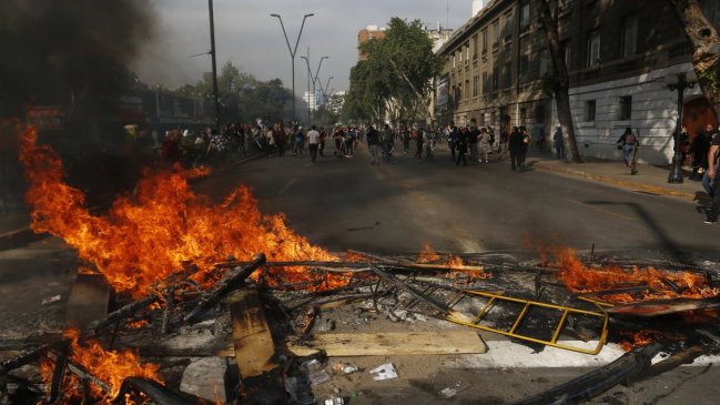 Toque de queda en Santiago tras inédito estallido social