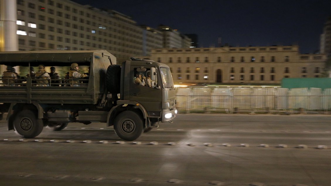 Jefe de la Defensa Nacional descartó toque de queda en Santiago 