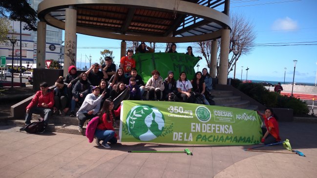 Jóvenes limpiaron las calles de Puerto Montt tras protestas del lunes