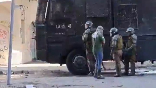 Carabineros explicó amistosa conversación de encapuchado con Fuerzas Especiales