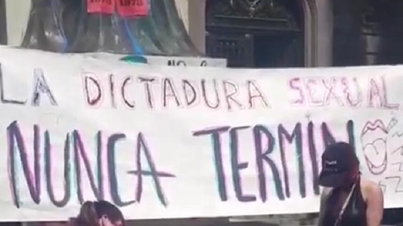 Polémica en redes por protesta con vibradores frente a la Universidad Católica