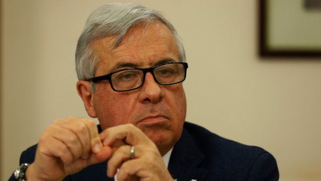 Mañalich y seguro catastrófico: No es apropiado cambiar completamente una ley por una marcha