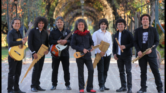 Banda Conmoción e Illapu sorprenden con improvisado show en Plaza Italia