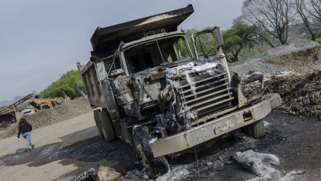 CAM se atribuyó ataque incendiario que dejó cuatro camiones quemados en Tirúa