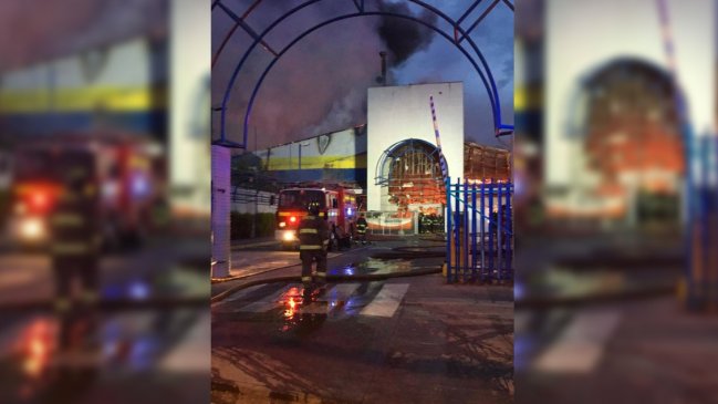 Investigan hallazgo de un cuerpo en supermercado Alvi incendiado en Maipú