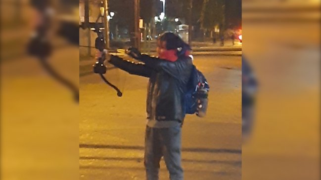 Formalizan a hombre que atacó con arco y flecha a patrulla de Carabineros