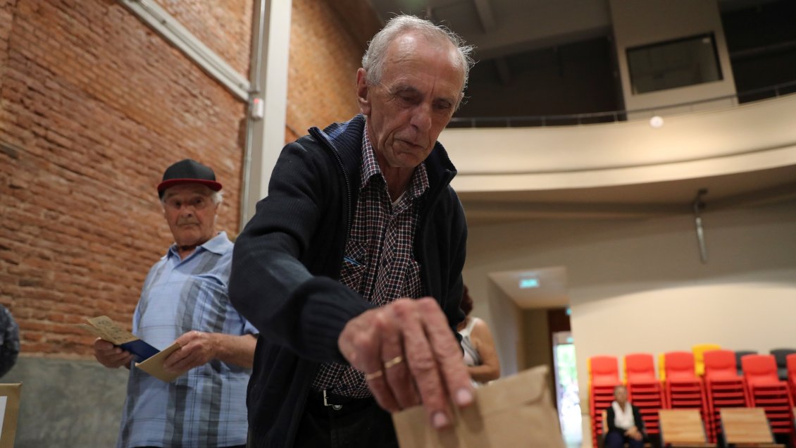 Uruguayos votan en presidenciales con miras a un posible balotaje