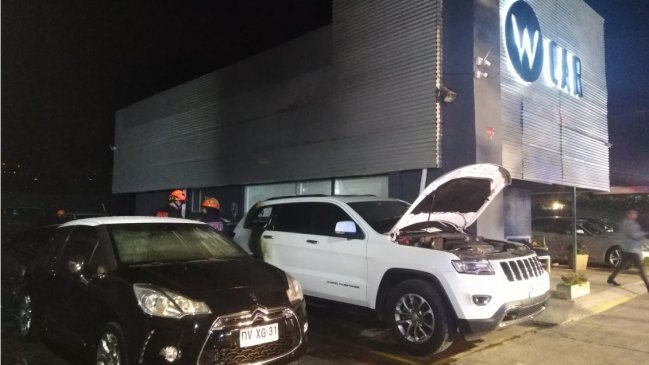 Cuatro vehículos resultaron dañados tras ataque a automotora en Vitacura