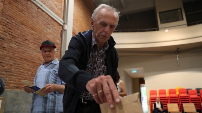  Uruguayos votan en presidenciales con miras a un posible balotaje  