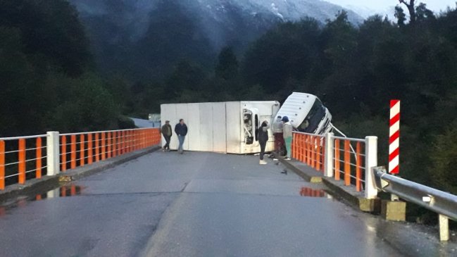 Exceso de Velocidad: Camión volcó en puente 