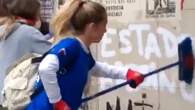 Habló la joven que se transformó en meme por querer borrar rayado con una escoba