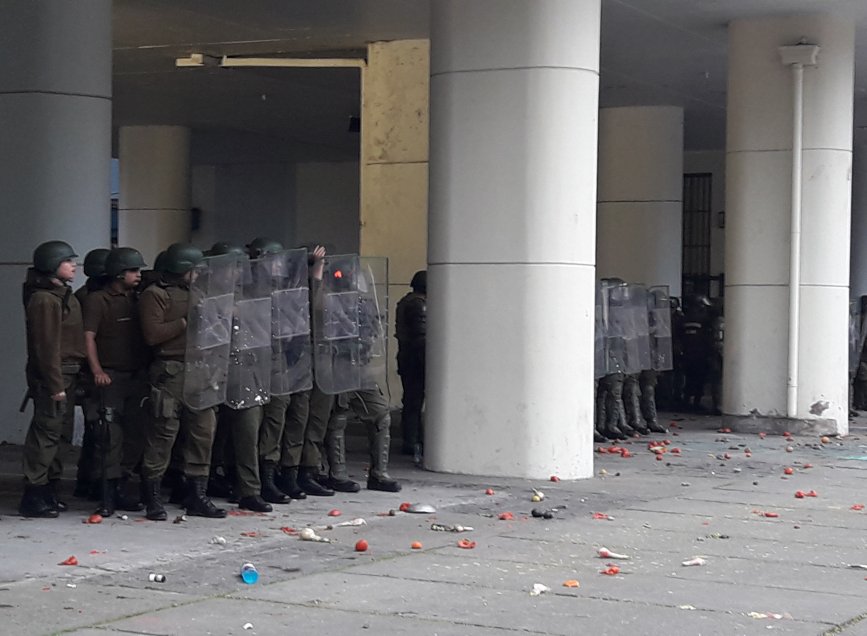 Chillán: Pútridos tomatazos, lacrimógenas y detenidos marcaron la última jornada