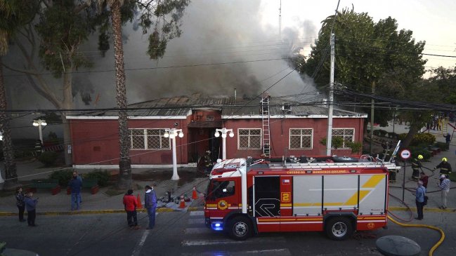 Dos jóvenes recluidos tras ser imputados por incendio de la Municipalidad de Quilpué