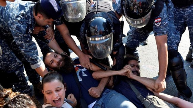 Libaneses paralizan el país para pedir la caída del régimen político