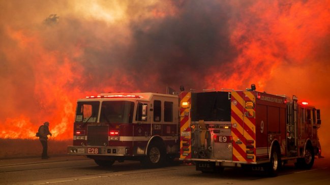 Nuevos incendios alentados por fuertes vientos ponen en jaque a California