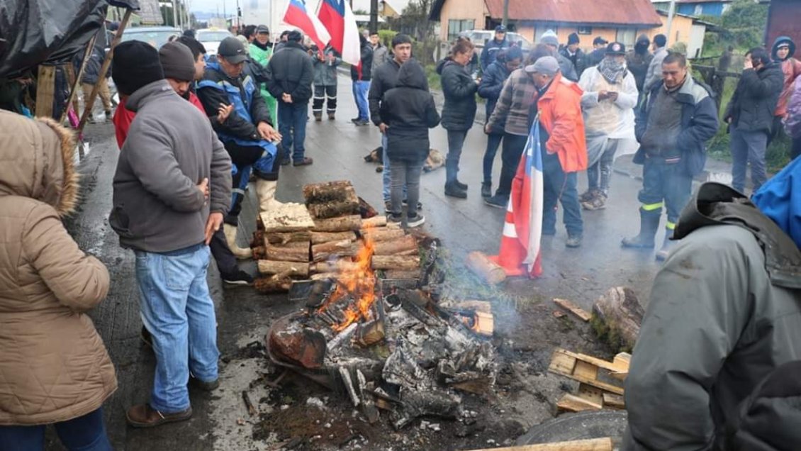 Salmoneros de Quellón denuncian que bloqueos de rutas les impiden trabajar