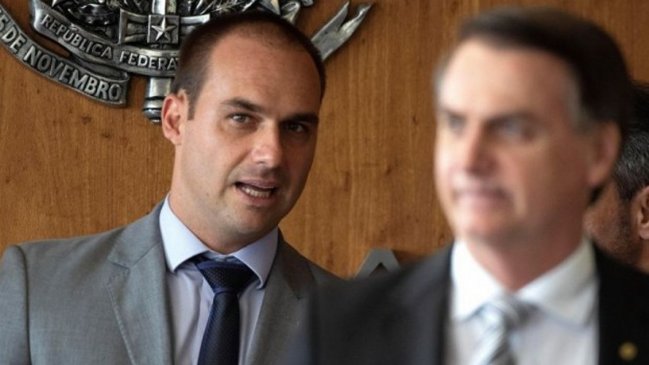 Hijo de Bolsonaro se disculpa tras amenazar con medidas dictatoriales