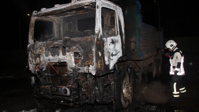 Queman cuatro camiones y una retroexcavadora en Temuco