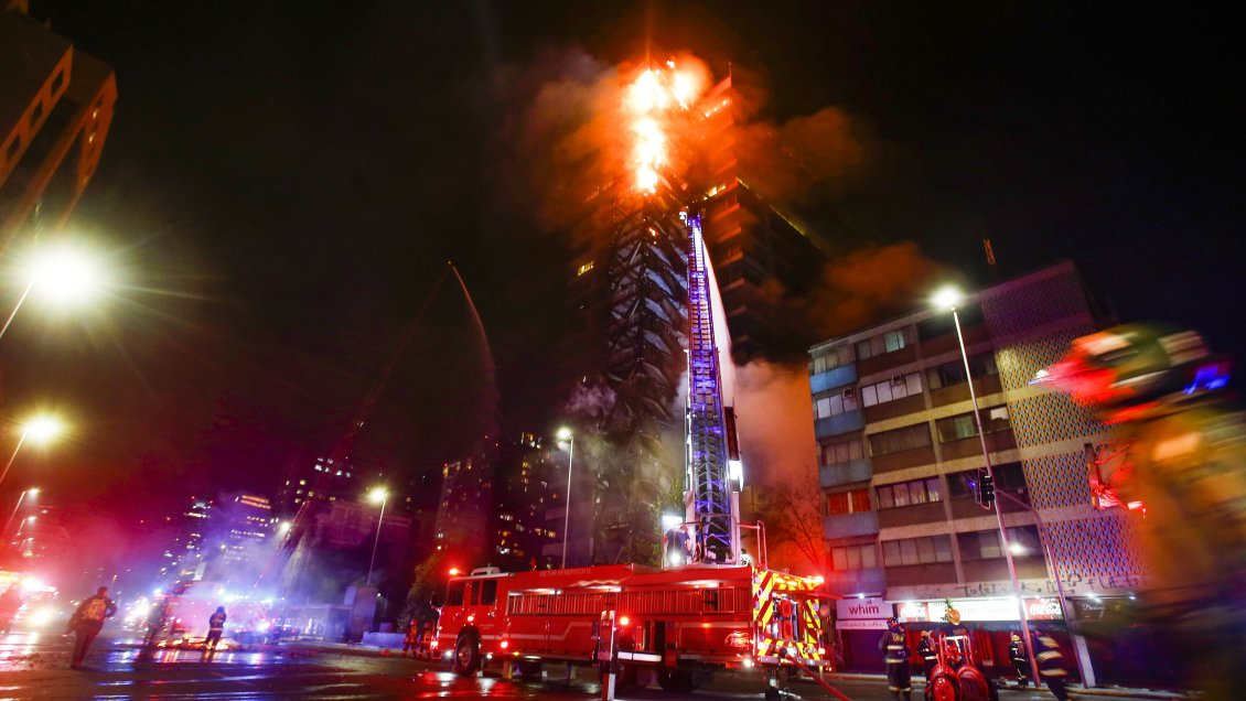 Cómo empezó el incendio del edificio de Enel, el día del estallido de las protestas