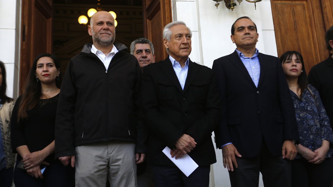 PS, PR y PPD proponen plebiscito y nueva Constitución para superar la crisis