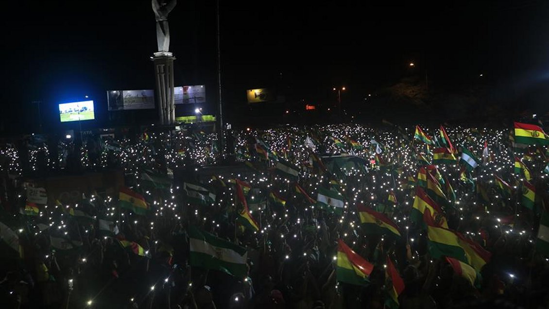 Agrupaciones de Bolivia dan 48 horas a Morales para renunciar