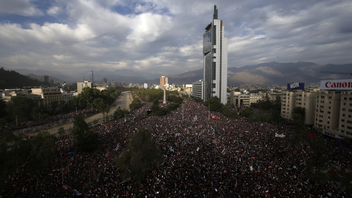 Encuesta: Ocho de cada 10 chilenos están de acuerdo con cambiar la Constitución