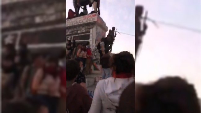 Municipalidad retiró monumento derribado por manifestantes en Plaza Italia