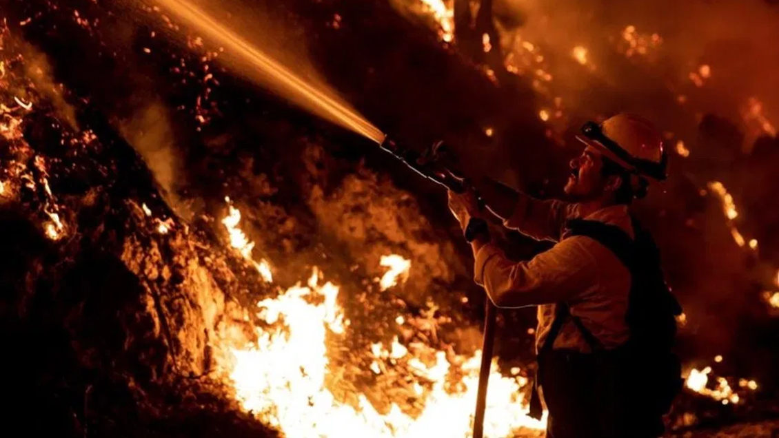 Incendios en California: Trump amenazó con retirar fondos federales de ayuda
