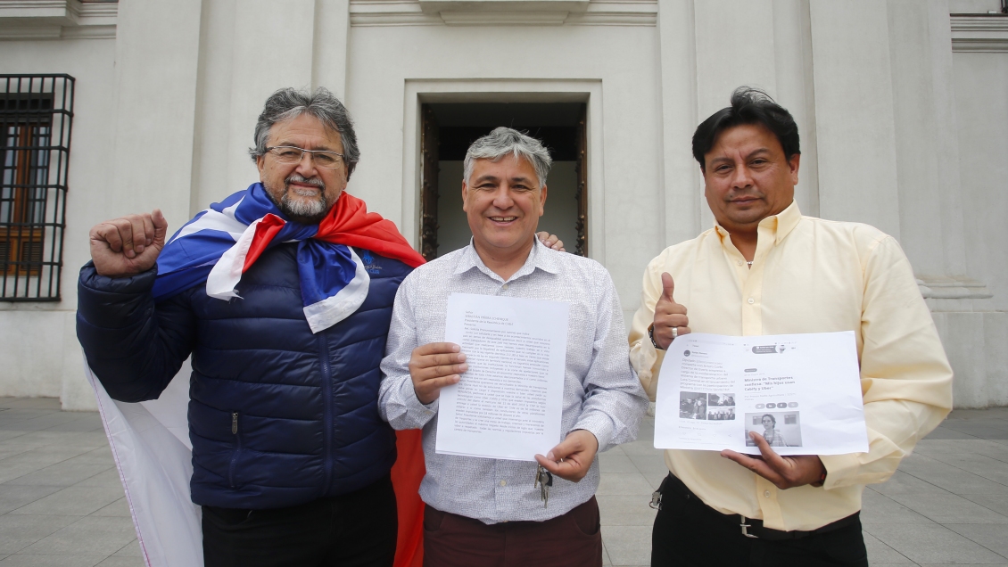 [Fotos] Taxistas entregaron carta en La Moneda exigiendo renuncia de ...