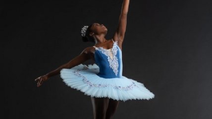  La alegría de una bailarina al recibir zapatillas con su tono de piel  