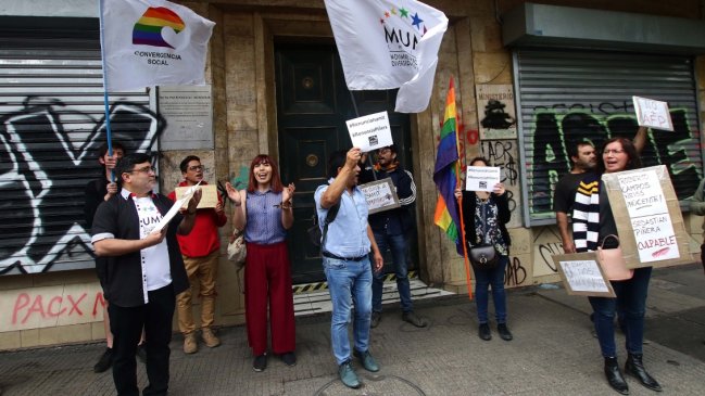 Movimientos de diversidad sexual exigen renuncia del ministro Isamit