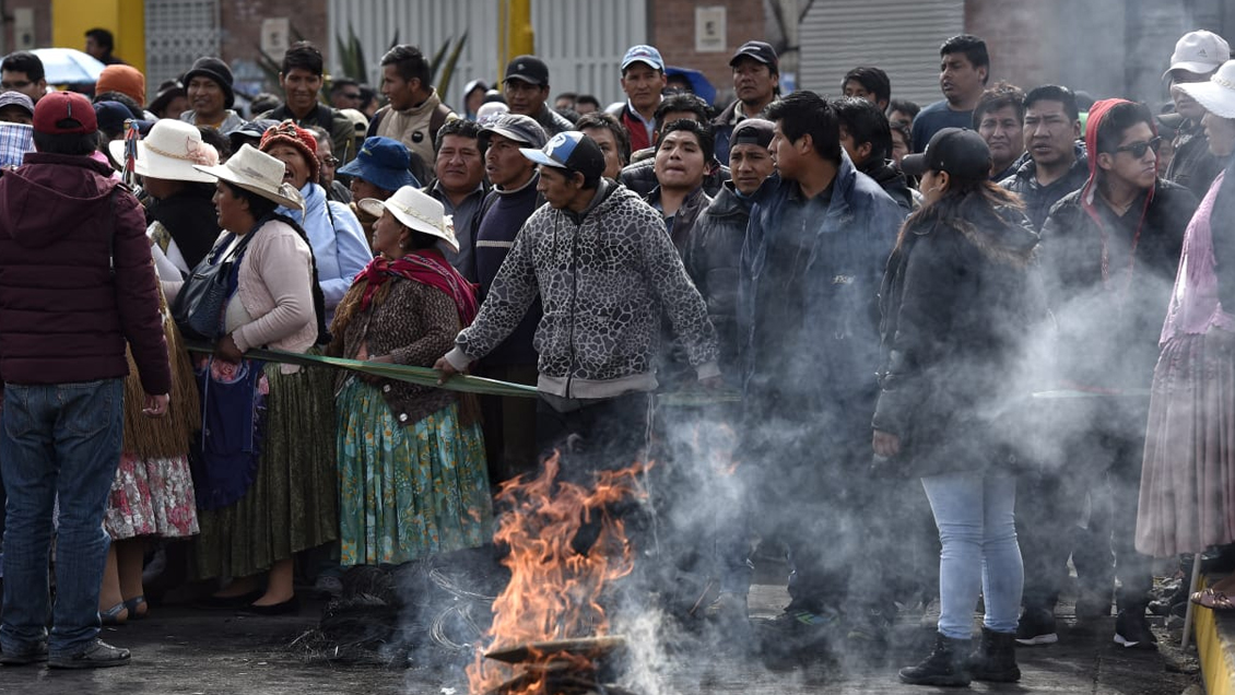 Afines a Evo Morales cercaron aeropuerto para impedir la salida de líder cívico que exige su renuncia