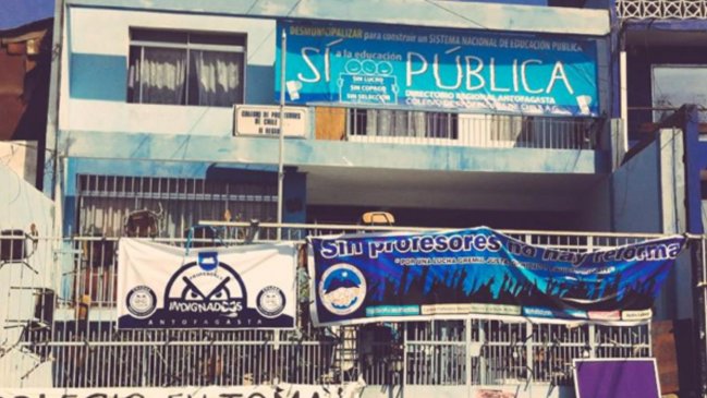 Colegio de Profesores de Antofagasta denuncia represión e ingreso de Carabineros a su sede